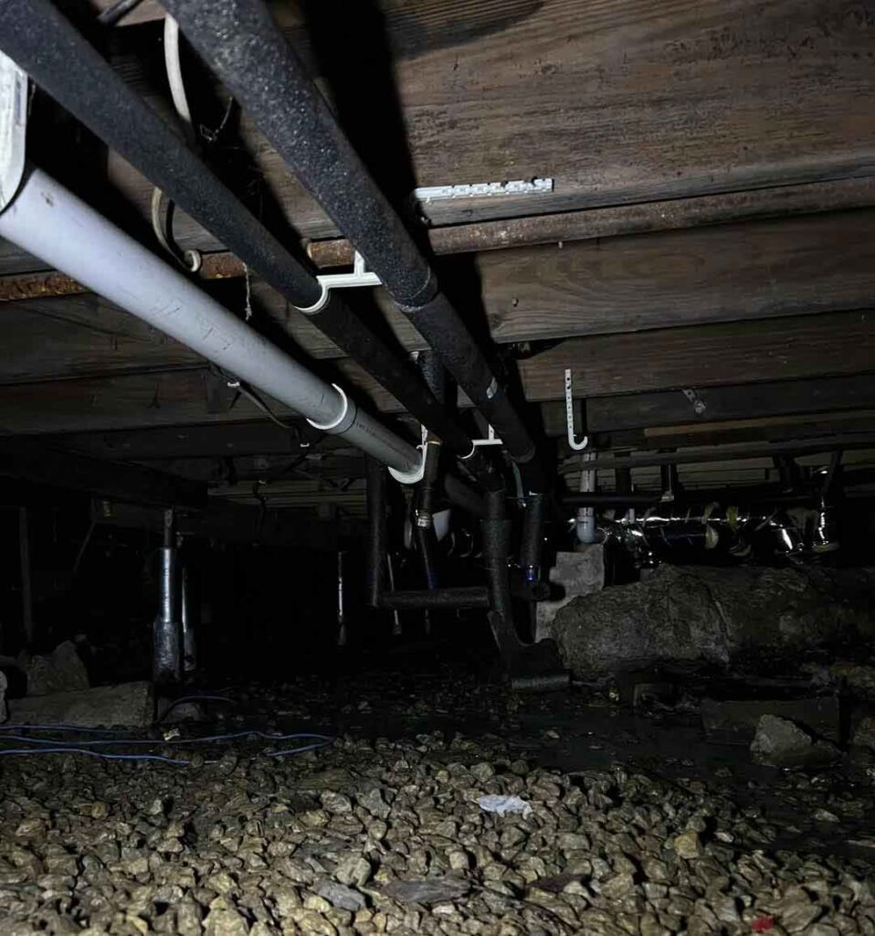 Crawlspace with no vapor barrier