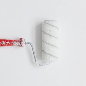 Photo by Yoann Siloine white paint roller
